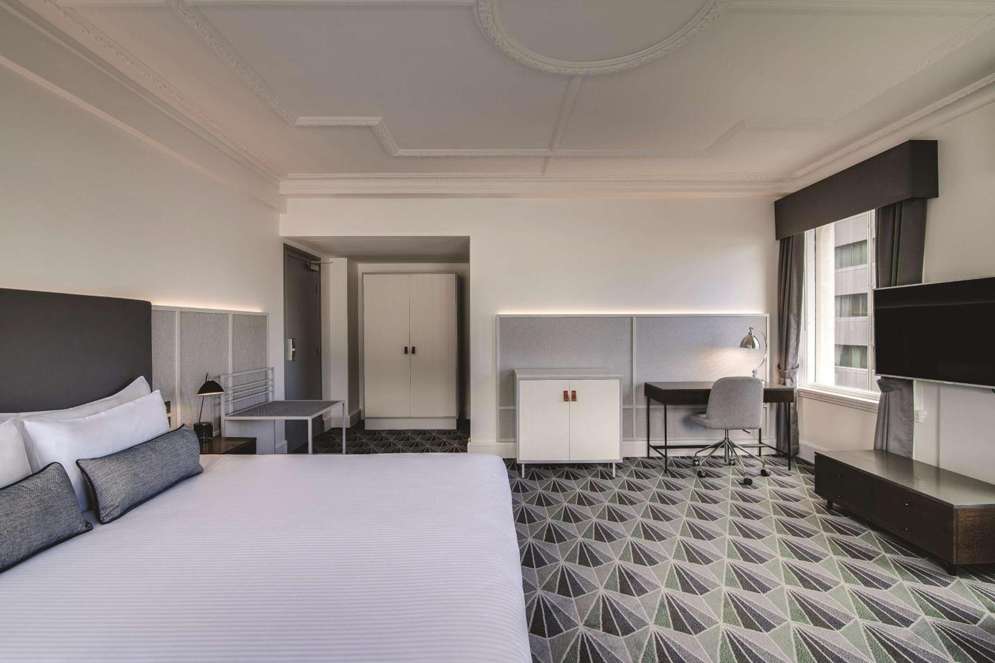 Corner Plaza Room